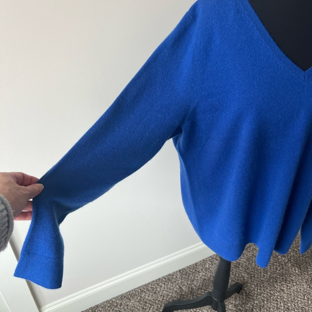 Talbots Pure Cashmere V-neck Sweater in Blue Majesty Size XL Like New - Picture 2 of 8